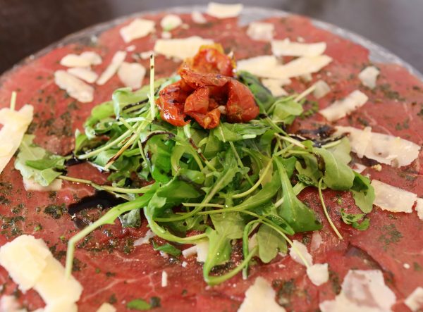 Carpaccio de bœuf, roquette et copeaux de pecorino